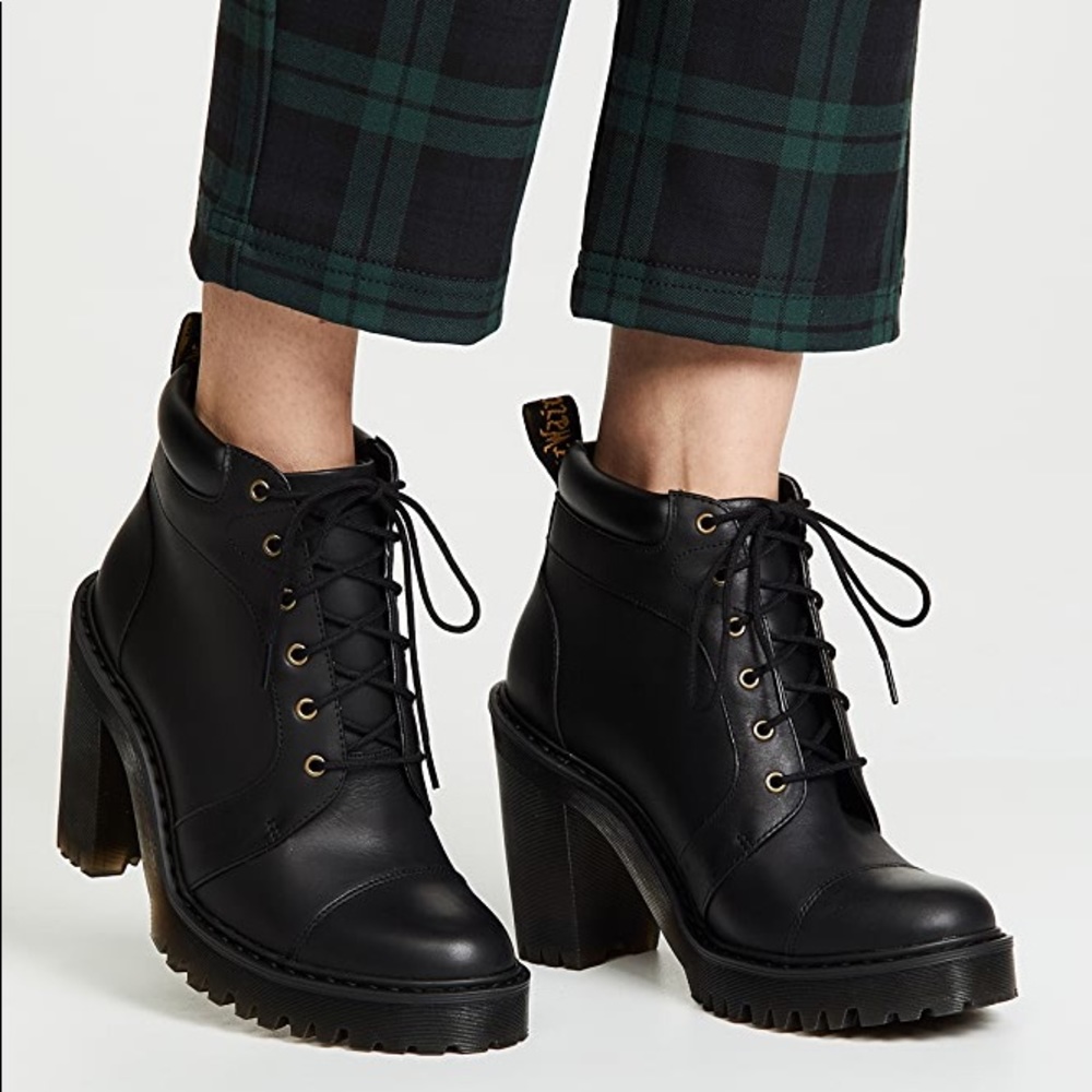 DR. MARTENS Averil Boot New 9 NWT